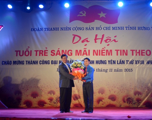 Đỗ Xuân Tuyên nhận hoa chúc mừng của Tuổi trẻ tỉnh nhà chúc mừng thành công Đại hội Đảng bộ tỉnh Hưng Yên lần thứ XVIII nhiệm kỳ 2015 – 2020